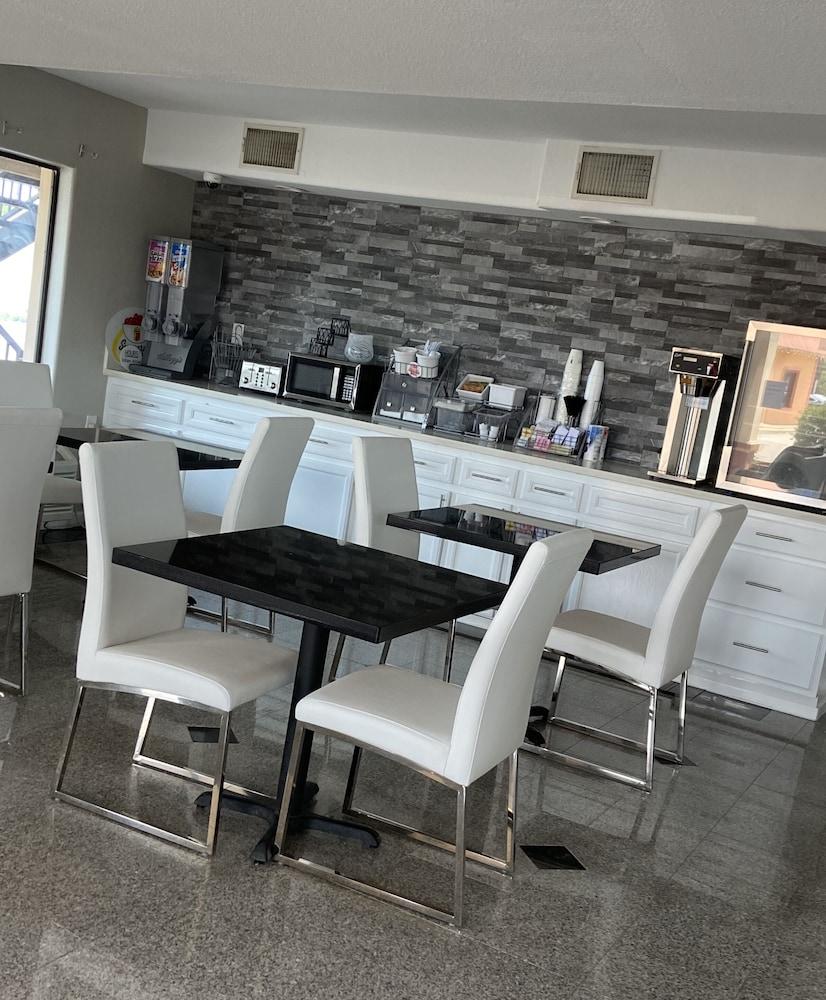 Super 8 By Wyndham Mont Belvieu - Baytown East Otel Dış mekan fotoğraf