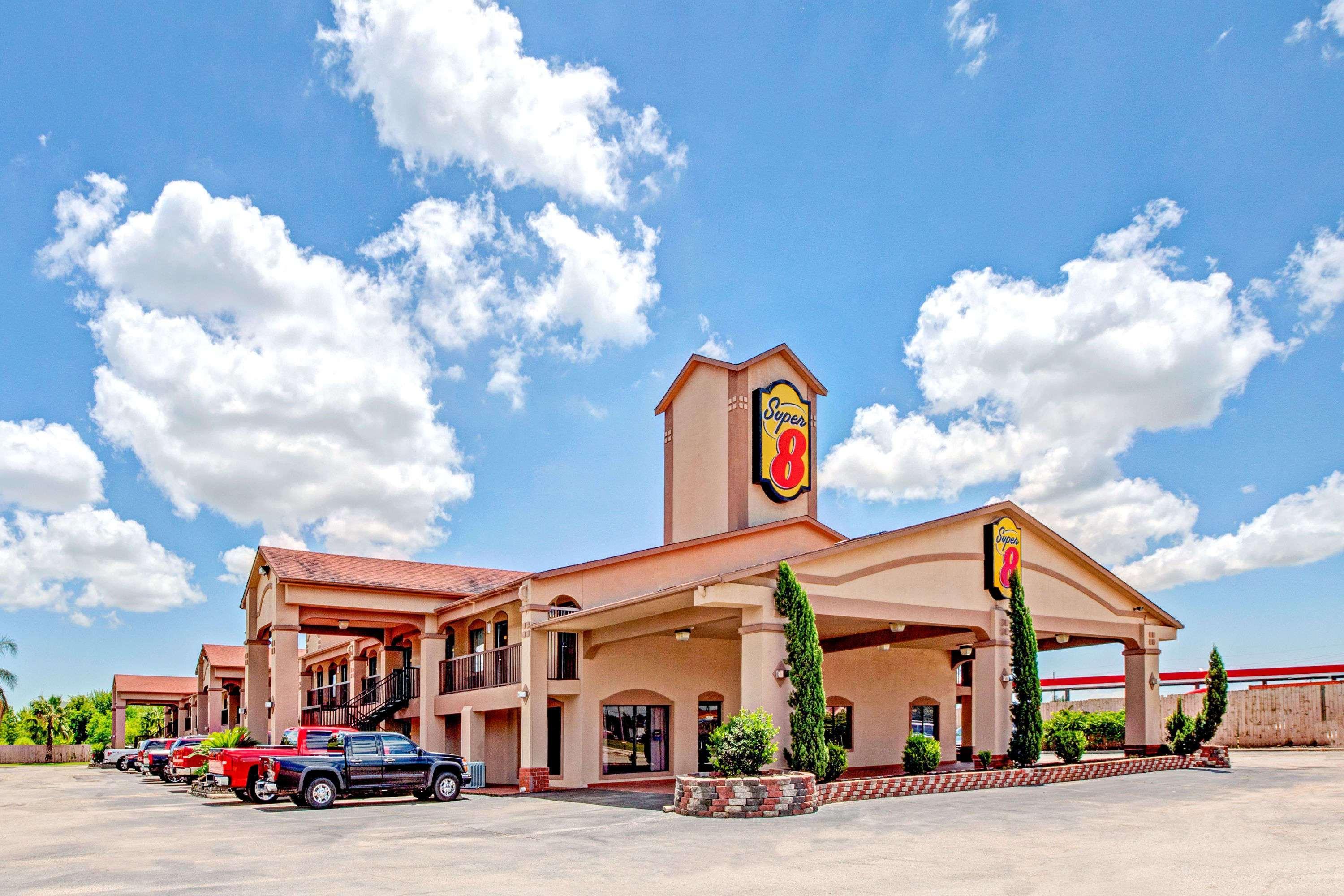 Super 8 By Wyndham Mont Belvieu - Baytown East Otel Dış mekan fotoğraf