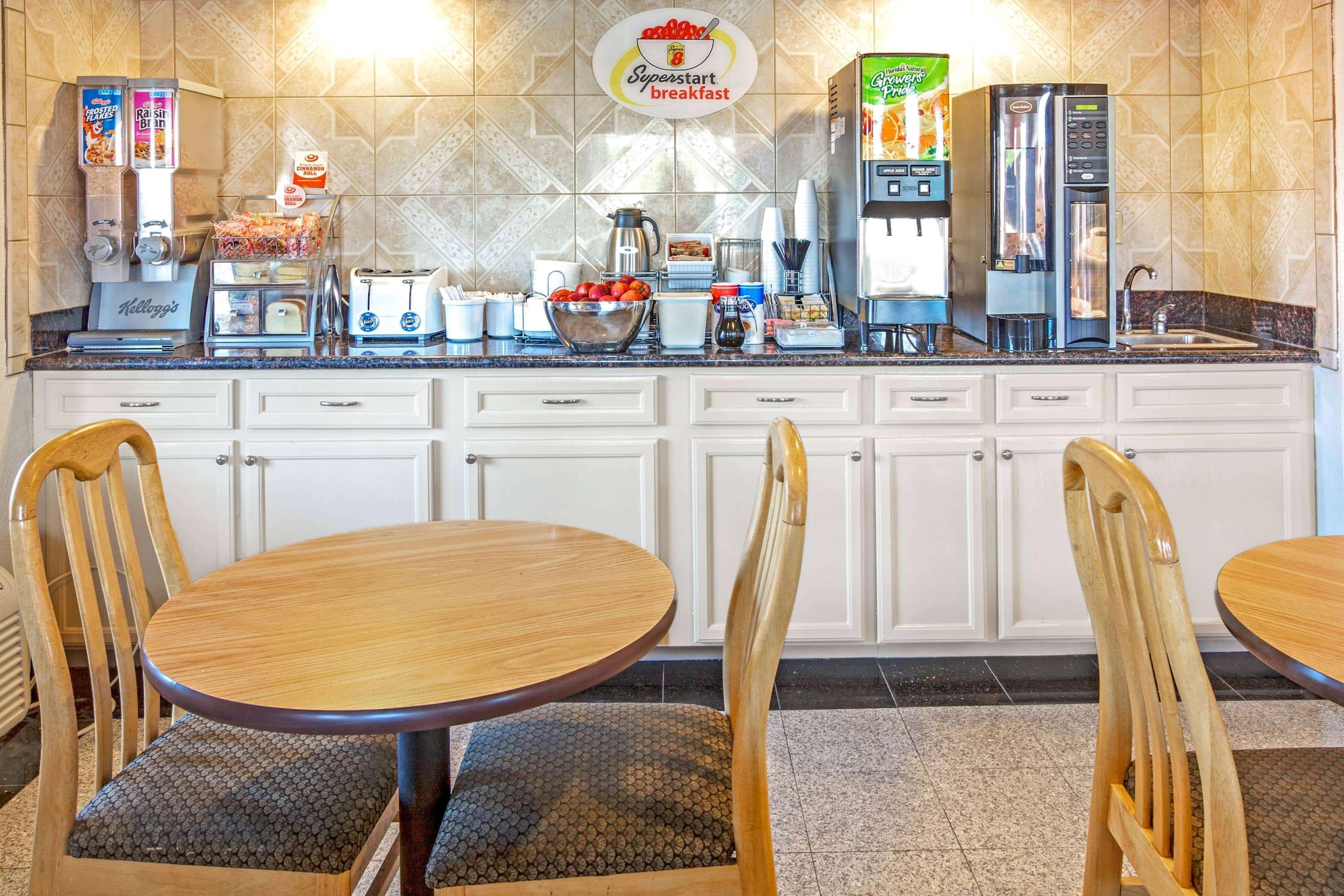 Super 8 By Wyndham Mont Belvieu - Baytown East Otel Dış mekan fotoğraf
