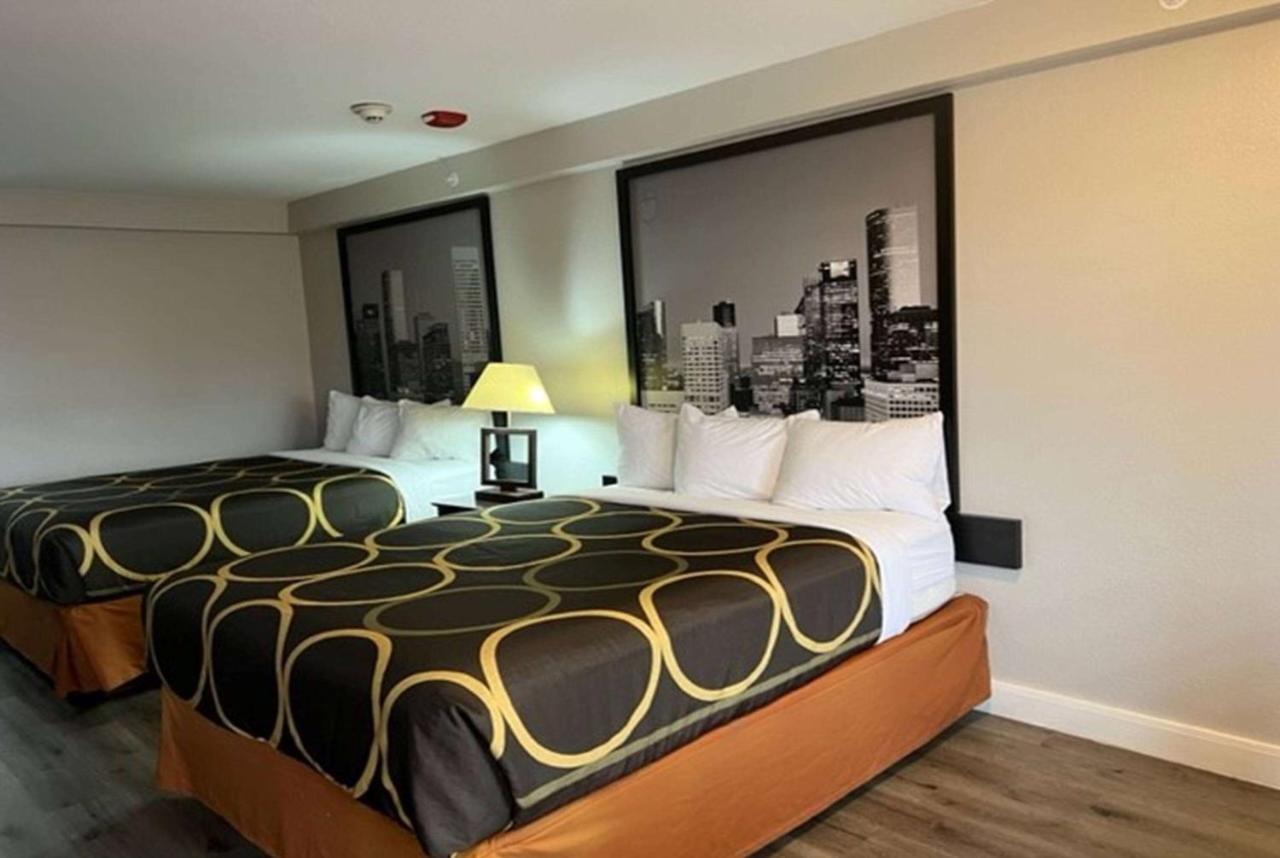 Super 8 By Wyndham Mont Belvieu - Baytown East Otel Dış mekan fotoğraf