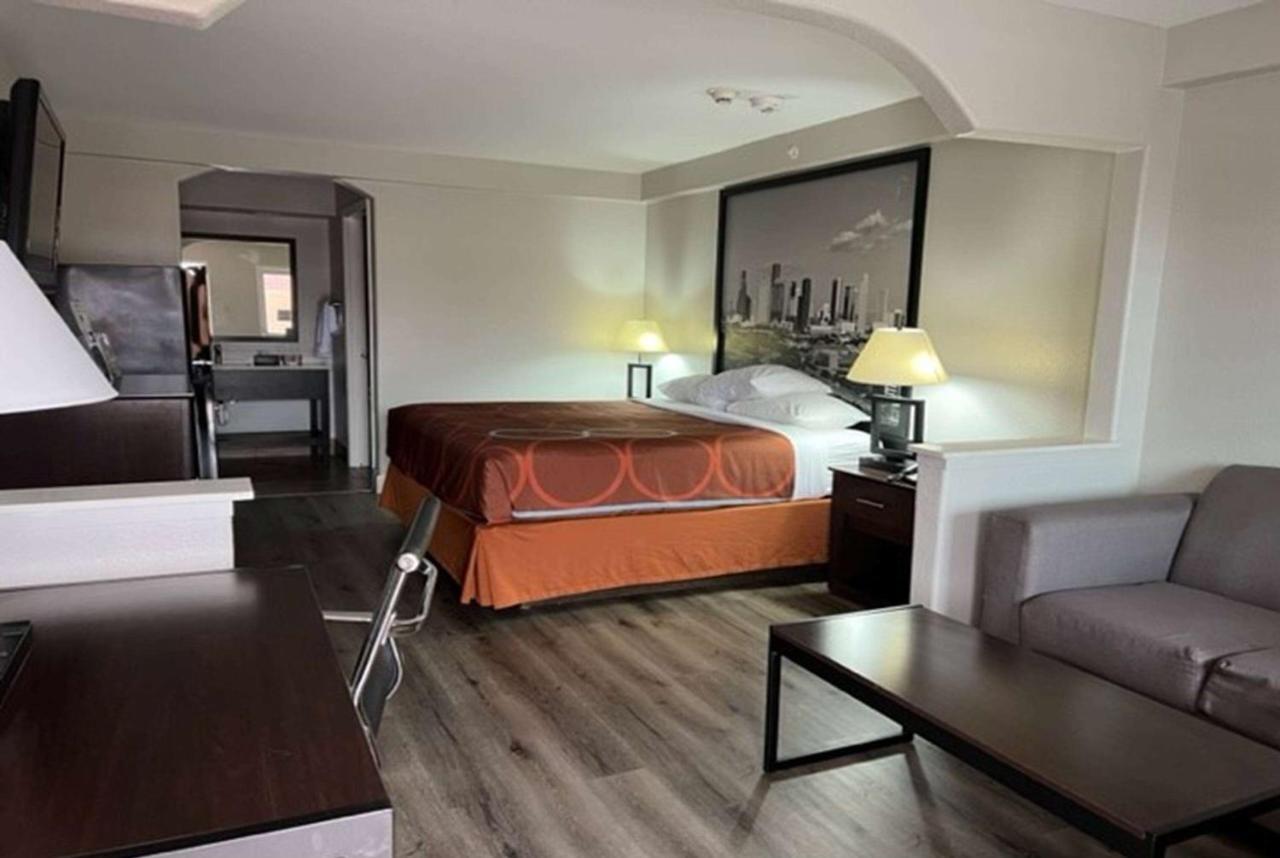 Super 8 By Wyndham Mont Belvieu - Baytown East Otel Dış mekan fotoğraf