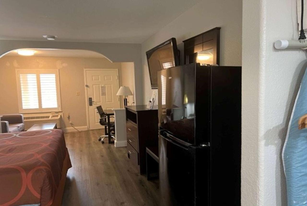 Super 8 By Wyndham Mont Belvieu - Baytown East Otel Dış mekan fotoğraf