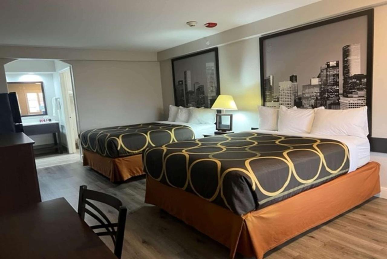 Super 8 By Wyndham Mont Belvieu - Baytown East Otel Dış mekan fotoğraf