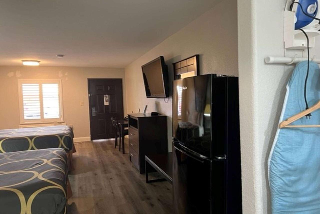 Super 8 By Wyndham Mont Belvieu - Baytown East Otel Dış mekan fotoğraf
