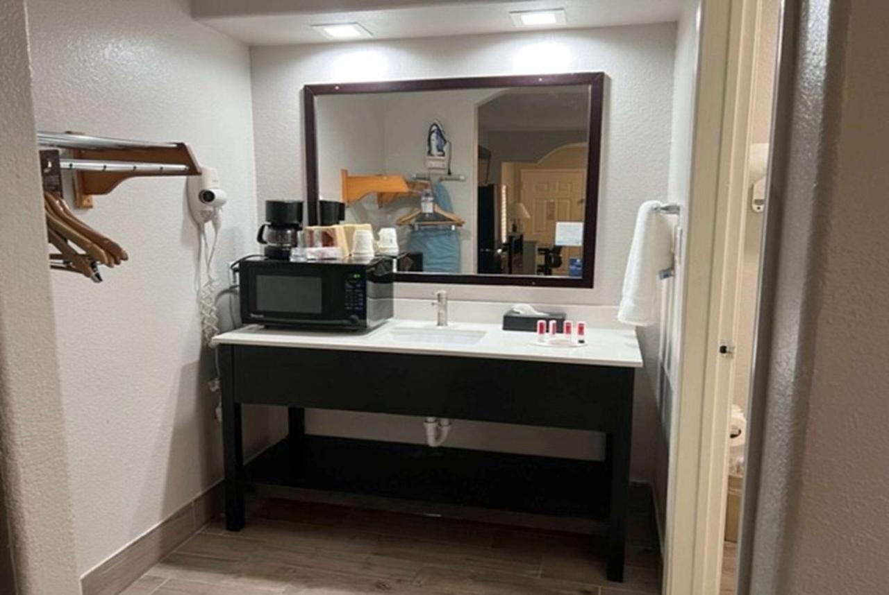 Super 8 By Wyndham Mont Belvieu - Baytown East Otel Dış mekan fotoğraf