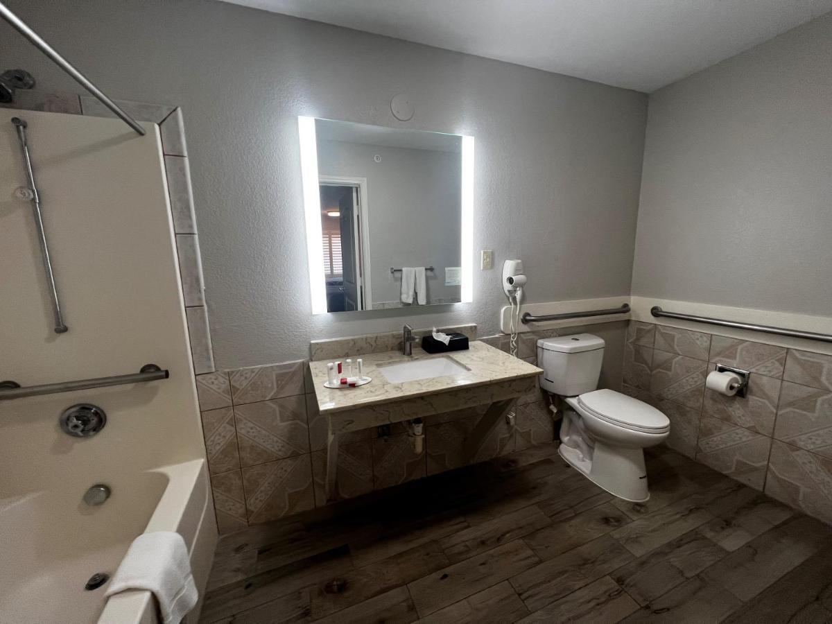 Super 8 By Wyndham Mont Belvieu - Baytown East Otel Dış mekan fotoğraf