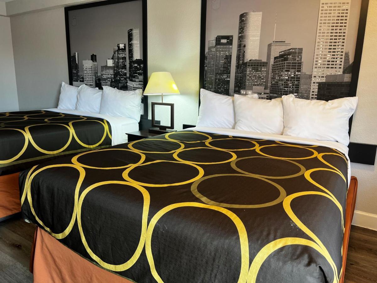 Super 8 By Wyndham Mont Belvieu - Baytown East Otel Dış mekan fotoğraf