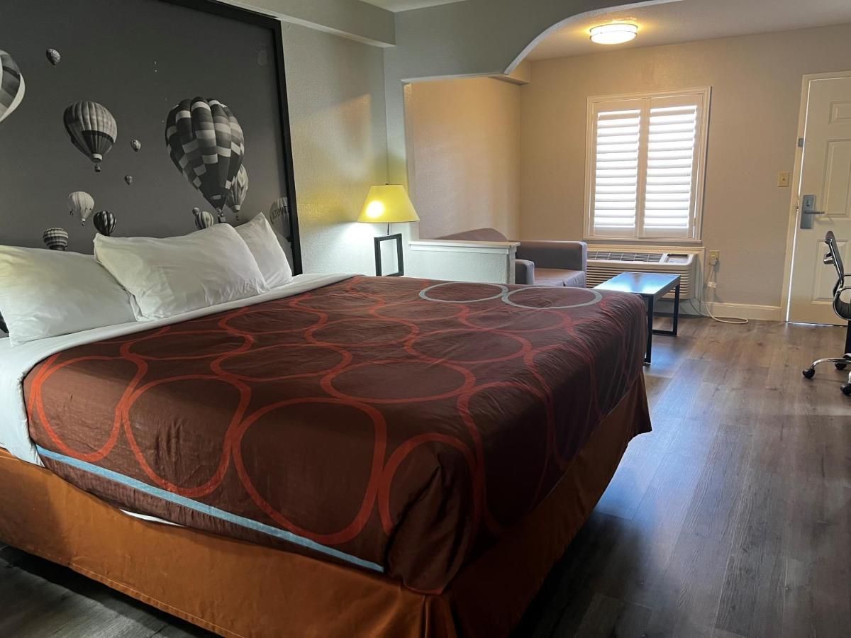 Super 8 By Wyndham Mont Belvieu - Baytown East Otel Dış mekan fotoğraf