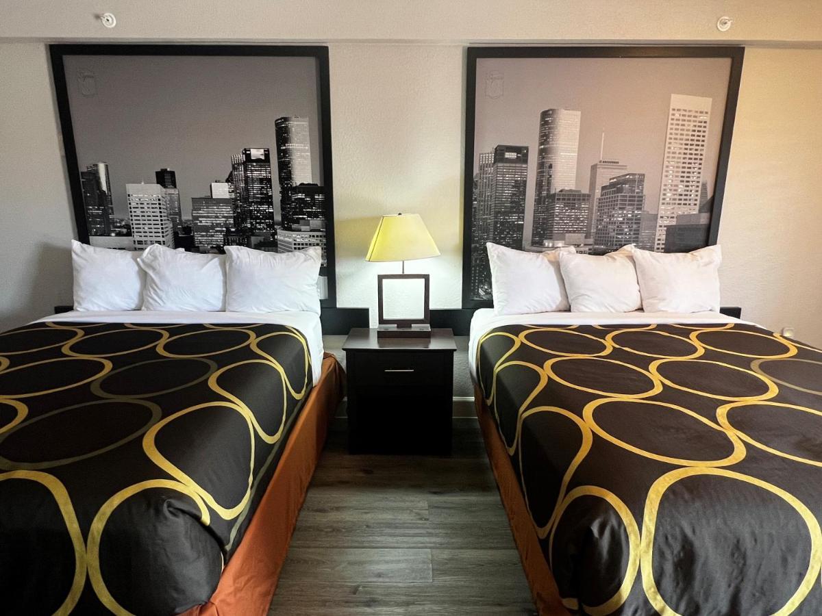 Super 8 By Wyndham Mont Belvieu - Baytown East Otel Dış mekan fotoğraf