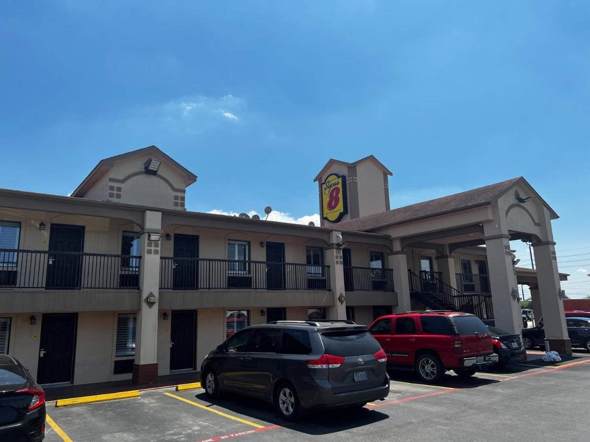 Super 8 By Wyndham Mont Belvieu - Baytown East Otel Dış mekan fotoğraf