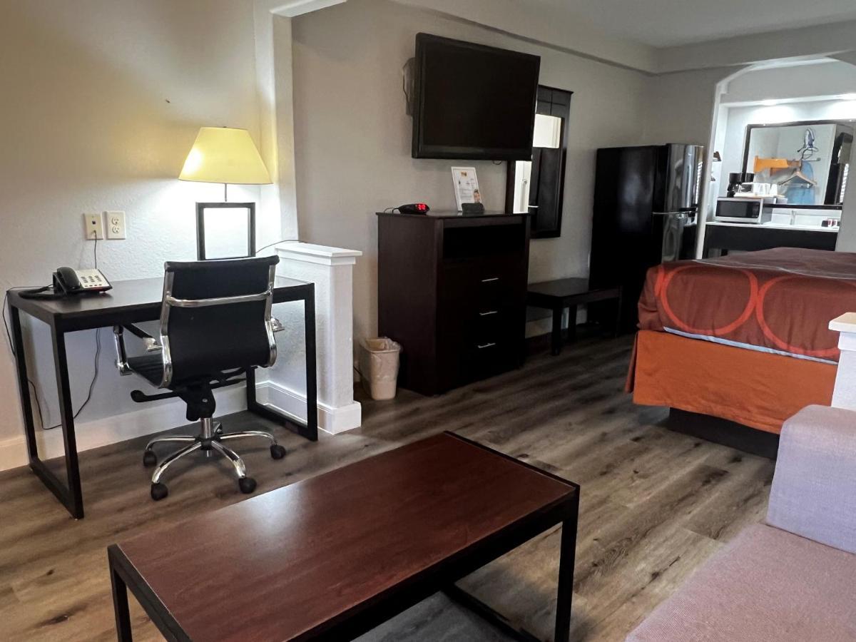 Super 8 By Wyndham Mont Belvieu - Baytown East Otel Dış mekan fotoğraf