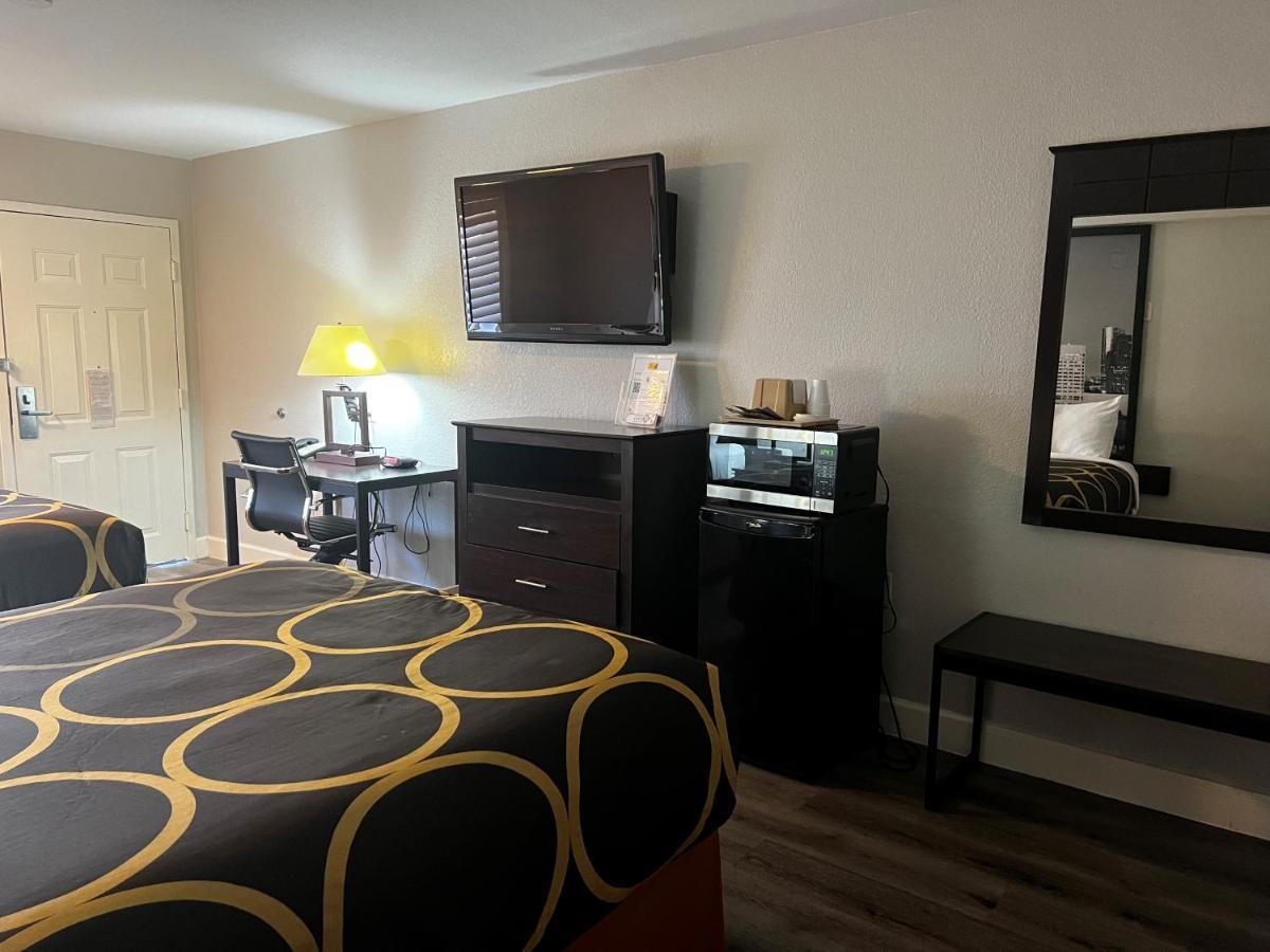 Super 8 By Wyndham Mont Belvieu - Baytown East Otel Dış mekan fotoğraf