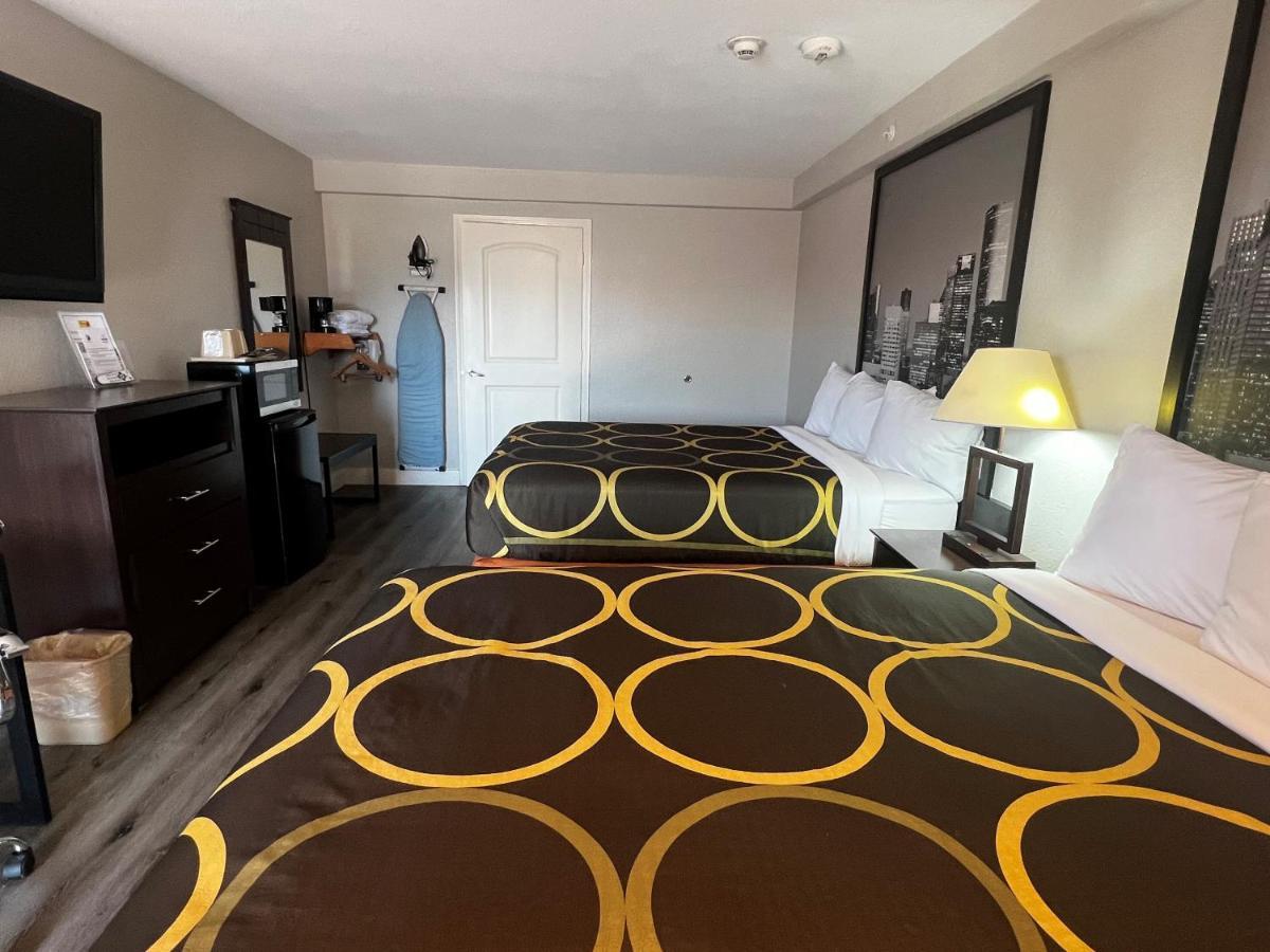Super 8 By Wyndham Mont Belvieu - Baytown East Otel Dış mekan fotoğraf