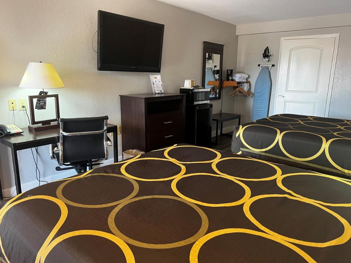 Super 8 By Wyndham Mont Belvieu - Baytown East Otel Dış mekan fotoğraf